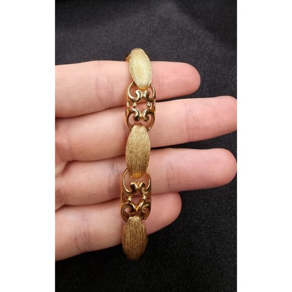 Vintage 1960s Signed Trifari Gold-Tone Link Bracelet Elegant Textured Ovals - Picture 5 of 5